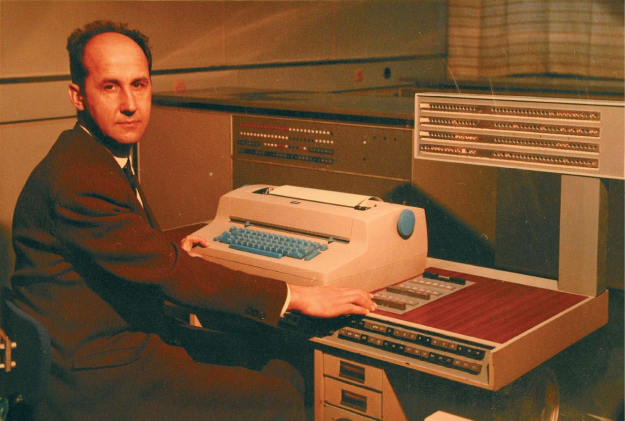 Jacek Karpiński at the KAR-65 computer, photo: public domain